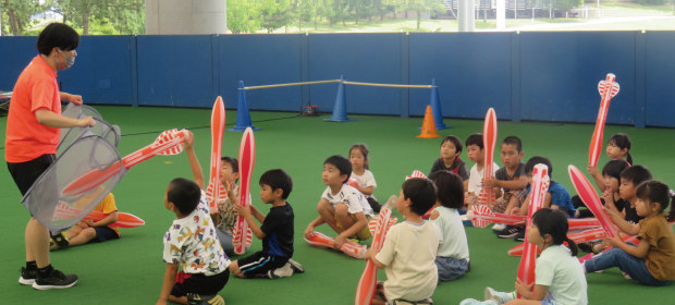 画像：レクチャーを受ける子どもたち